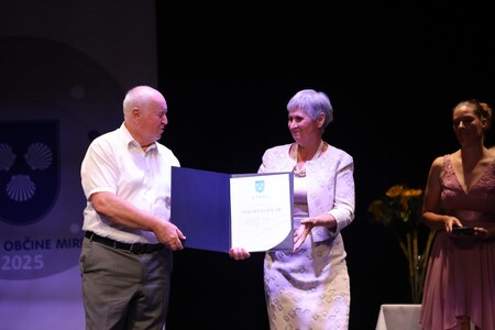 Praznik Mirna 2025 - podelitv zahavle Vilmi Gracar, foto Studio PraprotKa (7)